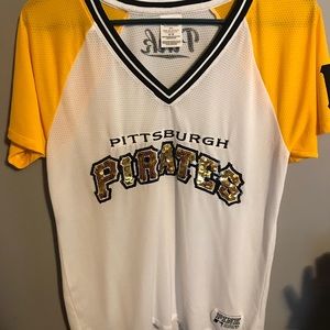 Victoria’s pink pirates tee